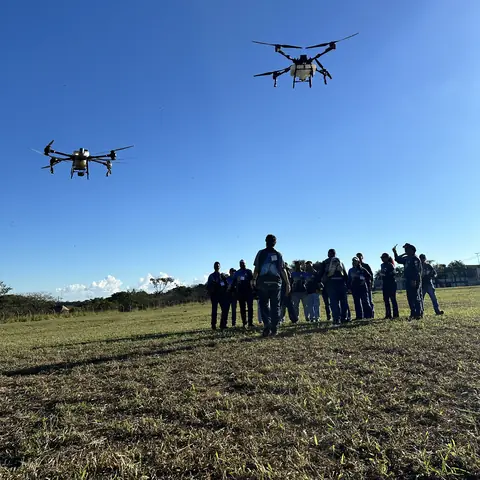 Turma da Imersão Piloto PRO acompanhando voo em campo